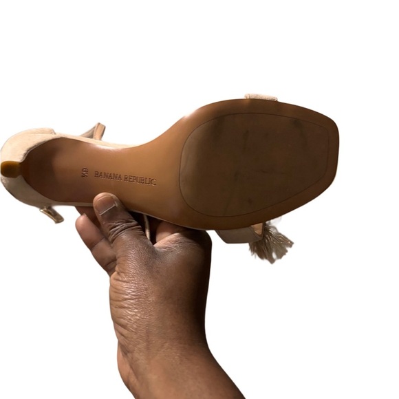 Banana Republic chic feminine flatter unique sandal heels - Picture 4 of 6